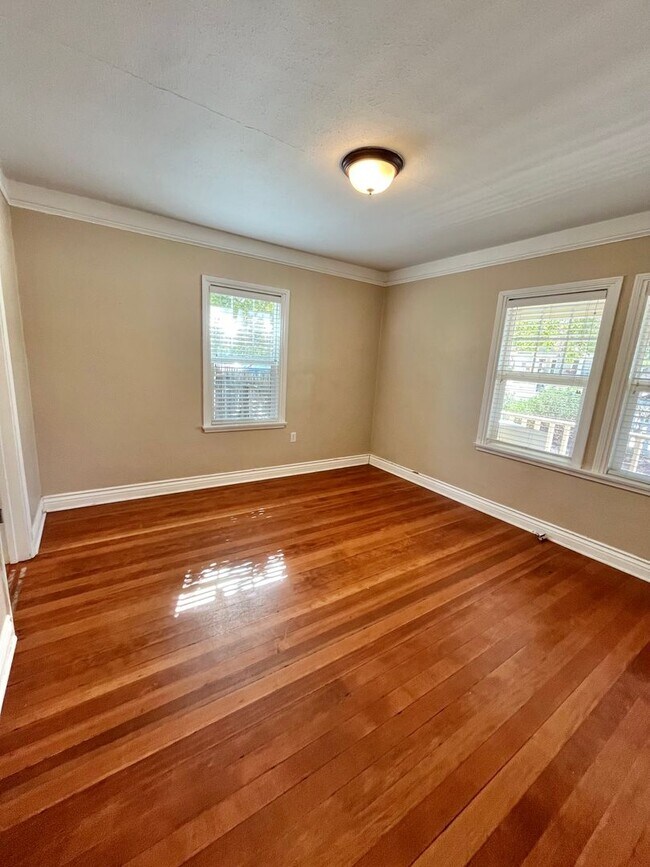 Building Photo - MOVE IN READY!! 2 BEDROOM 1 BATH W/OFFICES