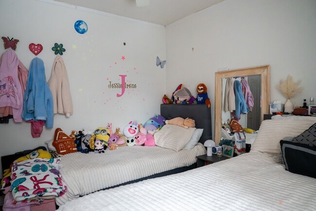 Building Photo - Albany Park - 2 Bed / 1 Bath - Heat Included