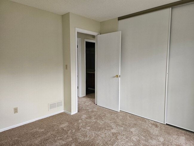 Building Photo - 2 Bedroom Home with Large Yard - Close to Waneka Lake Park