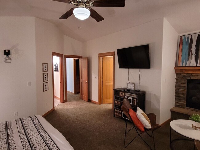 Building Photo - Hank's Hideaway in Sunriver, Furnished, all Utilities Included. Gym access, Hot Tub. 30-day Minim...