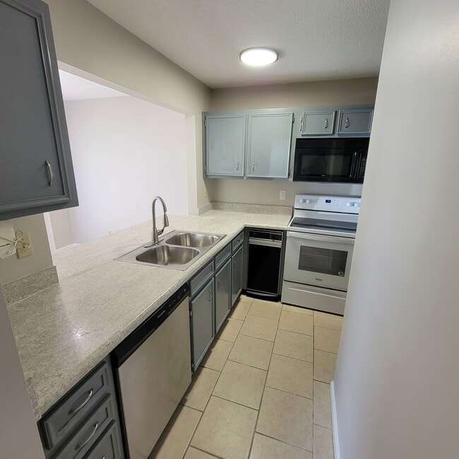 Building Photo - 2/1.5 Townhome-Cookeville City- End Unit