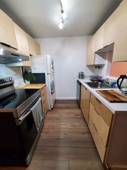 new stove/oven, dishwasher - 310 S 174th Pl