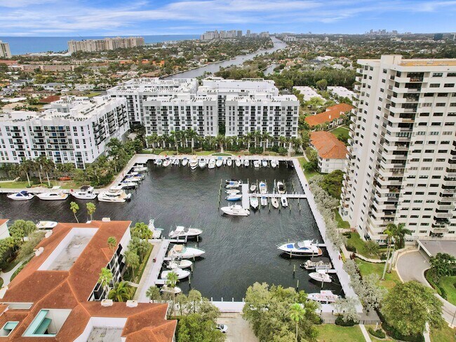 Building Photo - 3200 Port Royale Dr S