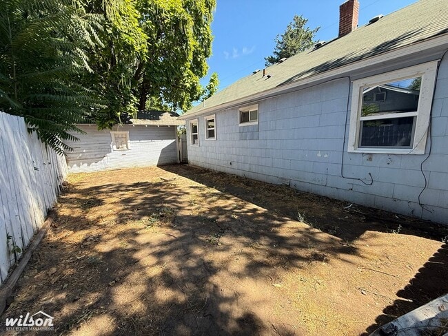 Building Photo - Charming Home with Fenced Yard & Garage