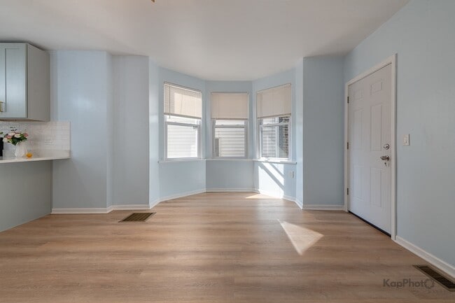 Building Photo - 2821 S Emerald Ave