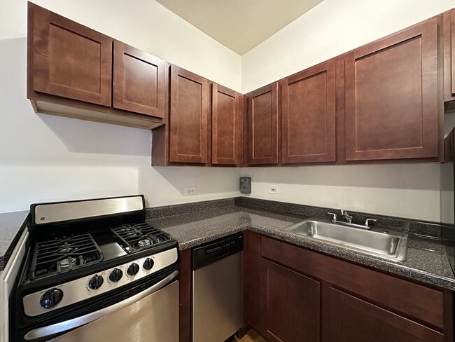 Building Photo - 824 W Cornelia Ave