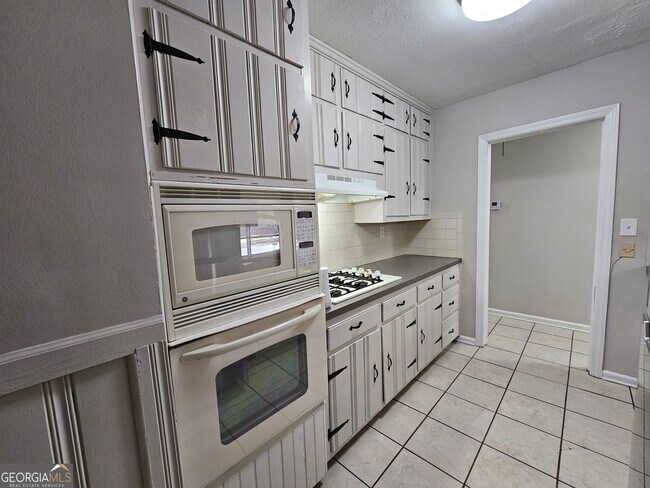 Building Photo - 2654 Plantation Dr