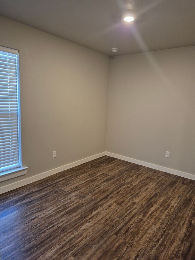 Building Photo - 501 E 21st St