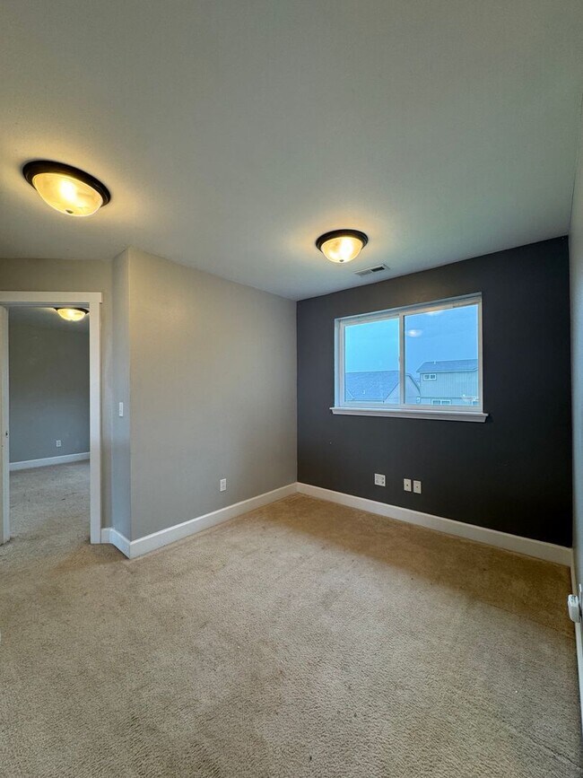 Building Photo - HUGE PET FRIENDLY Rental