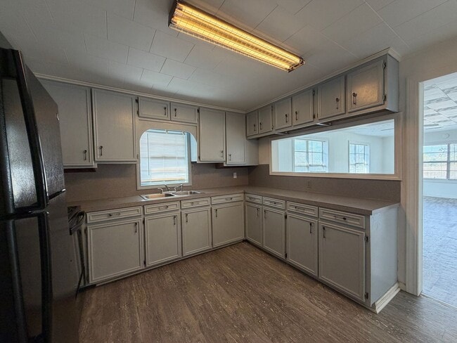 Building Photo - Spacious yard-3/2 available now!