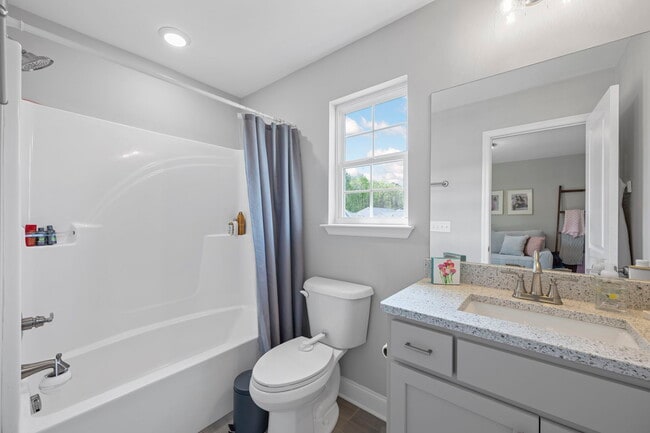 Building Photo - 631 NE Bellingham Dr