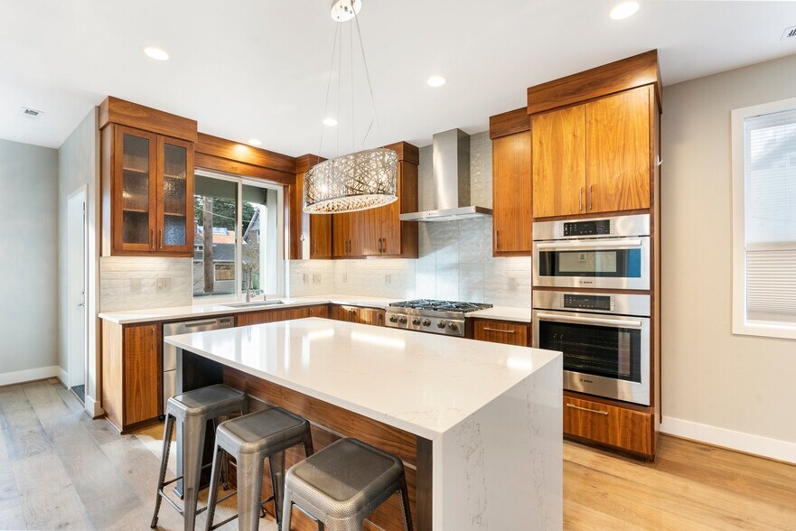 Modern Kitchen with a gas range. - 2335 NE Couch St