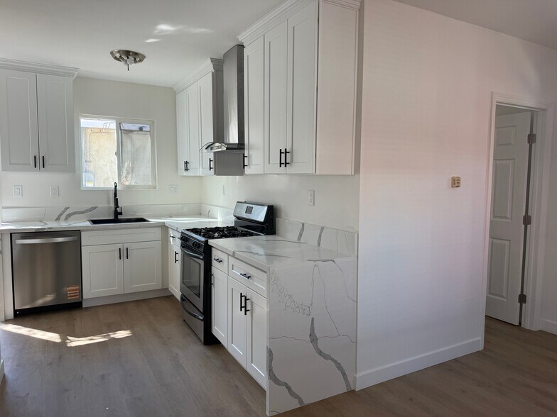 Building Photo - 359 W Amar St