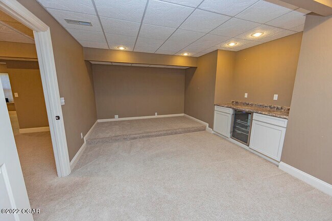 Building Photo - 2709 Summit Dr