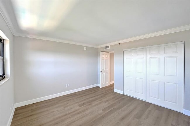 Building Photo - 3200 Port Royale Dr N