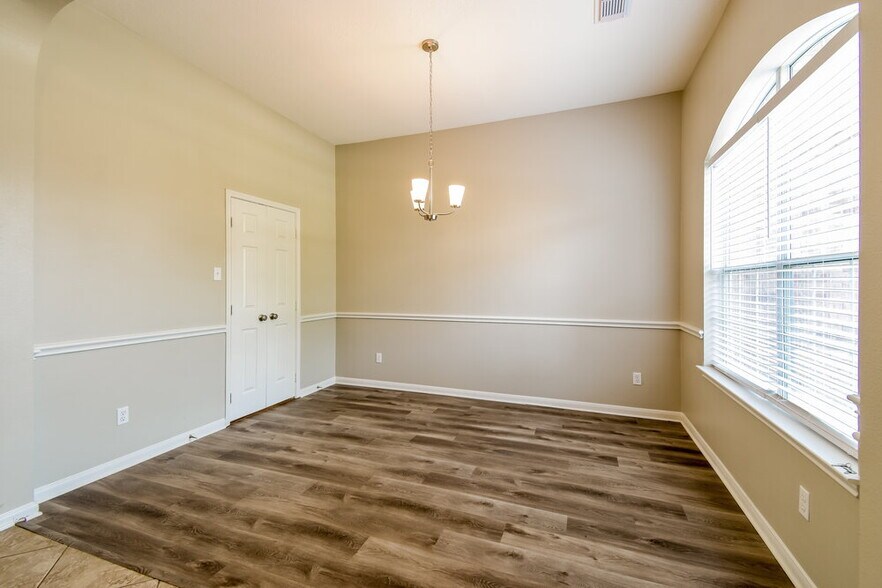 Building Photo - 403 Cedar Lake Dr