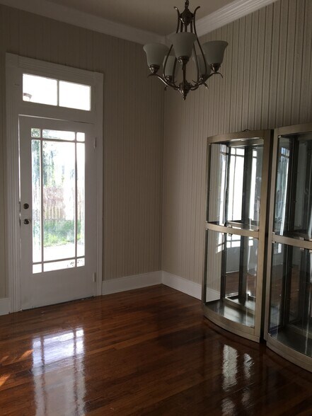 Foyer - 1039 lady of the lake rd