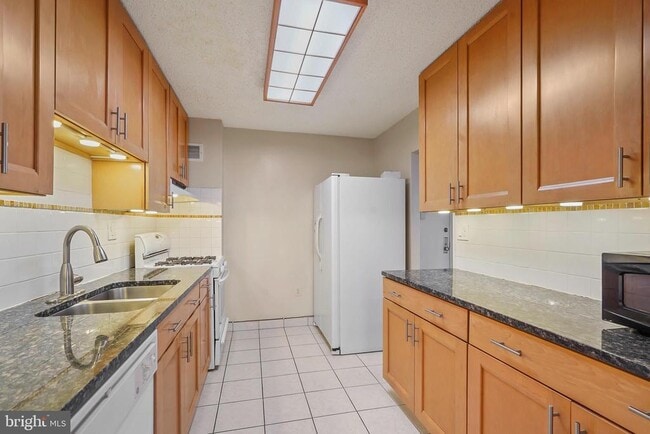 Building Photo - 1225 Martha Custis Dr