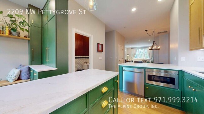 Building Photo - 2209 NW Pettygrove St
