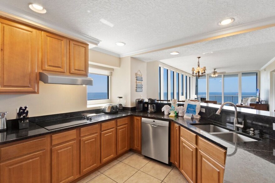 Building Photo - 527 E Beach Blvd