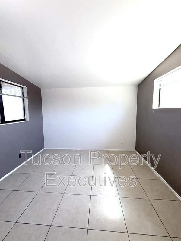 Building Photo - 1646 N Beverly Ave