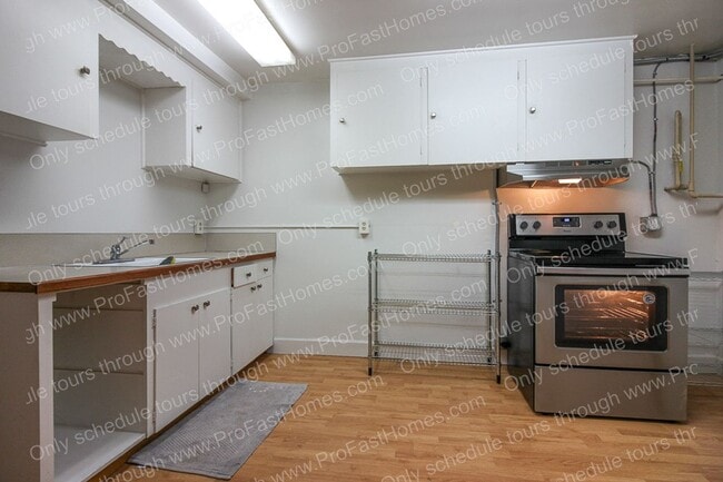 Building Photo - 160 SW Towle Ave