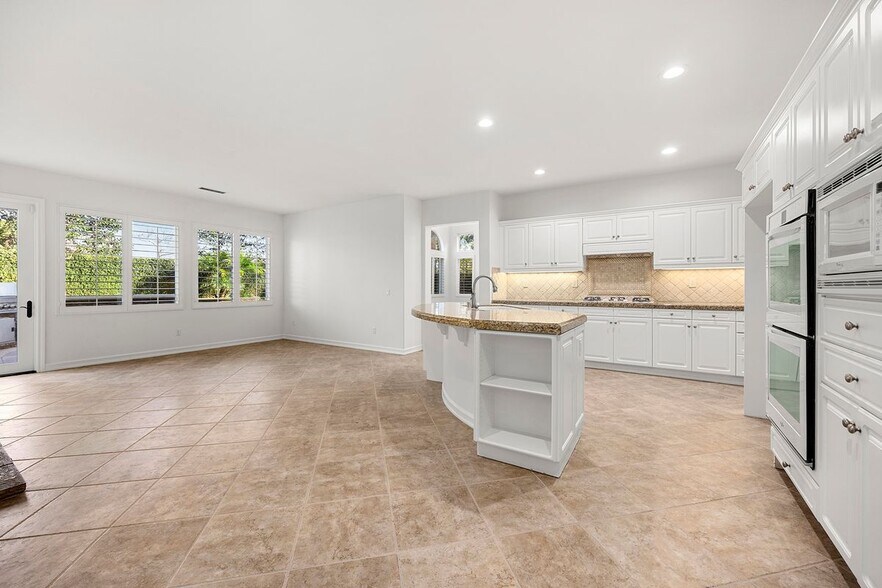 Building Photo - 2556 Pearblossom St