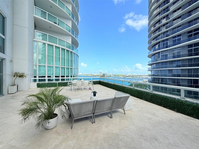Building Photo - 1800 N Bayshore Dr