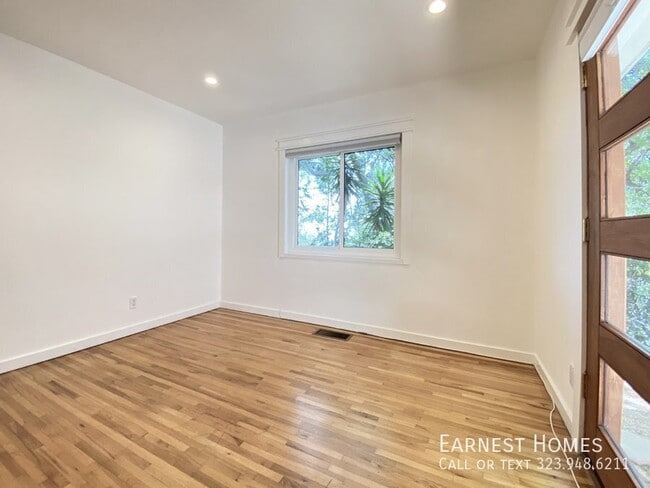 Building Photo - 2736 Hollyridge Dr
