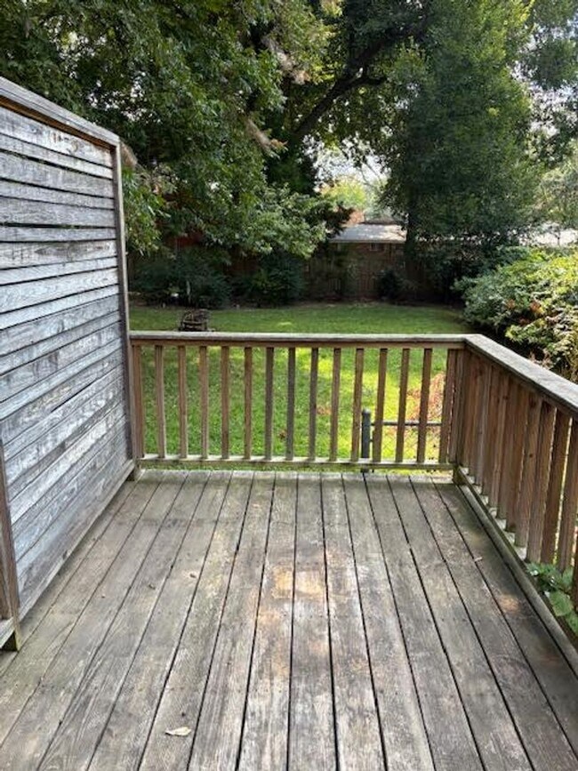 Building Photo - Spacious 1 bedroom/ 1 bath unit in Midtown...