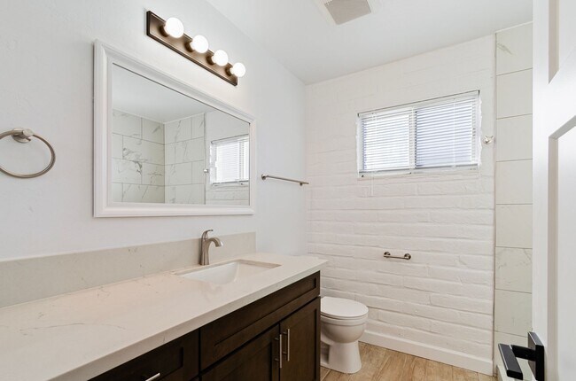 Building Photo - NEWLY REMODELED HOME NEAR TMC MAIN CAMPUS!