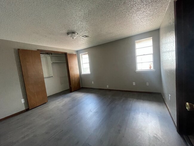 Building Photo - Charming 5 Bedroom House