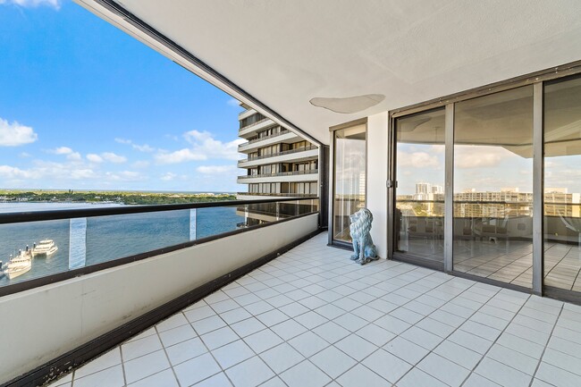 Building Photo - 100 Lakeshore Dr