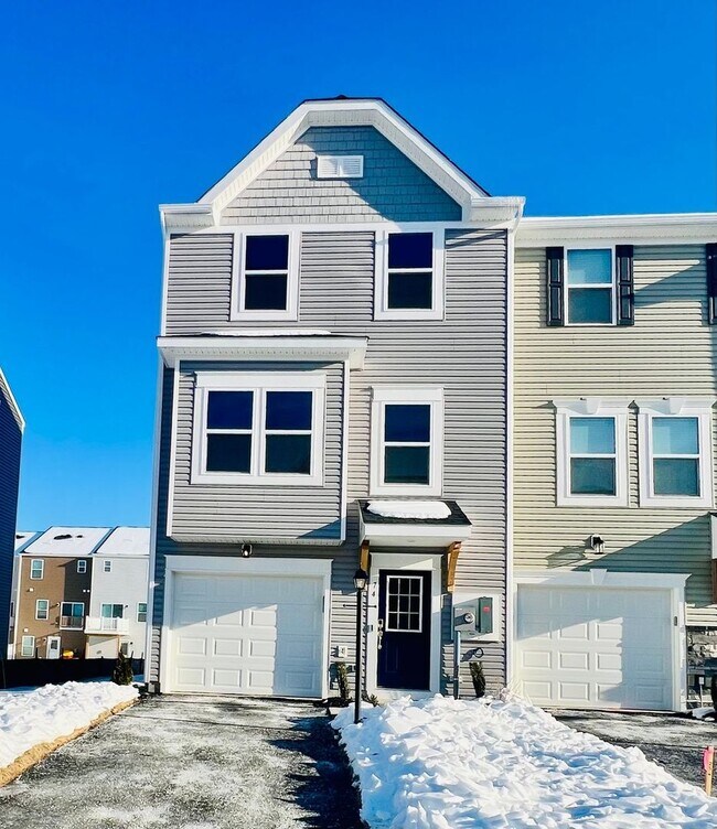 Building Photo - Brand New 4 Bed 3.5 Bath End Unit Townhome in Inwood