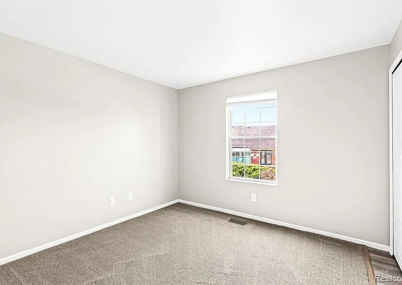 Building Photo - 213 Oakbrooke Dr