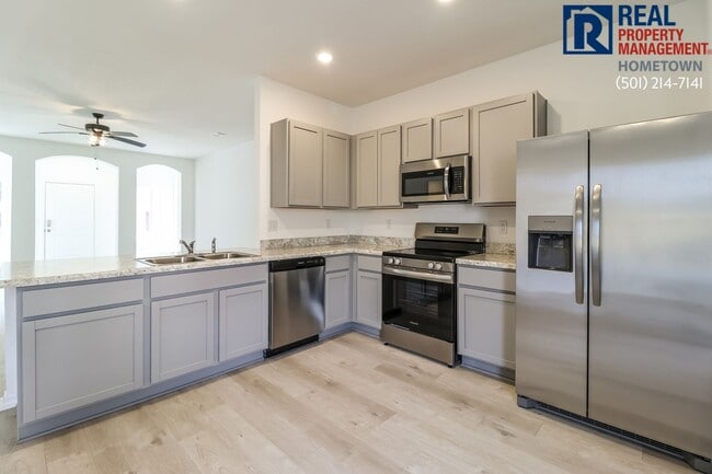 Building Photo - 1495 Meadows Dr