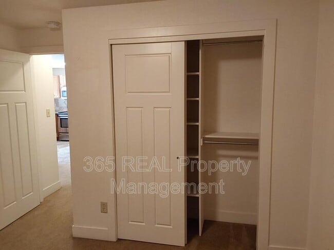 Building Photo - 716 Maple Street - B