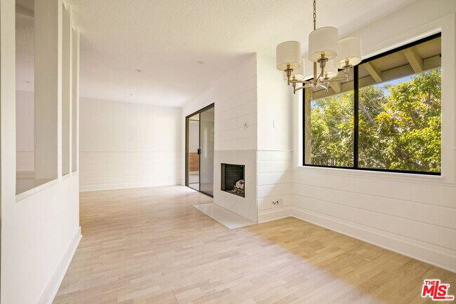 Building Photo - 502 San Vicente Blvd