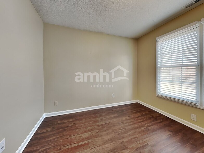 Building Photo - 537 Hanska Way