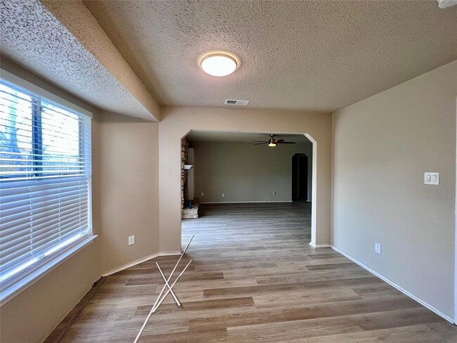 Building Photo - 6101 Woodhue Dr