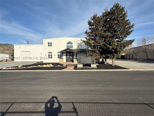 Building Photo - 428 N Curry St