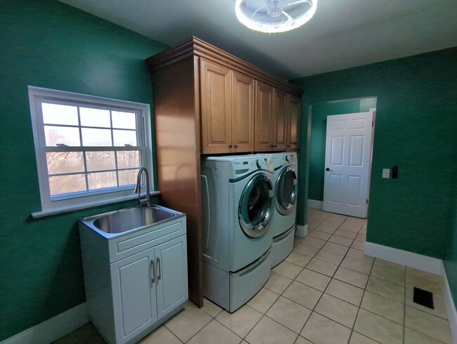 Building Photo - 513 Woodcroft Dr