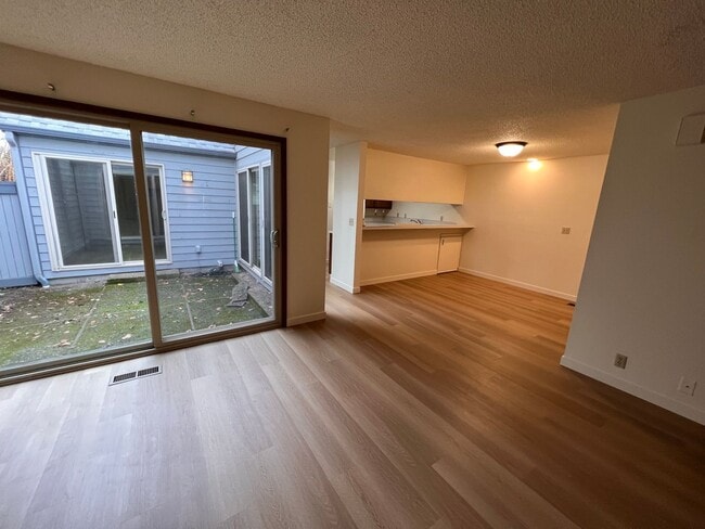 Building Photo - 2 bed 1.5 bath Eugene townhome