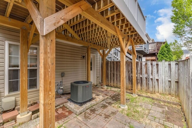 Building Photo - Dream Townhome in Kingstowne – Updated Ele...