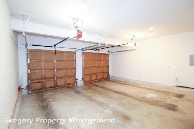 Building Photo - 2000 Village Green Dr