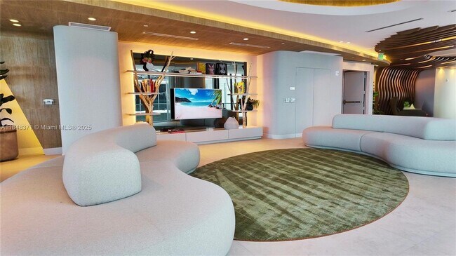 Building Photo - 700 NE 24th St