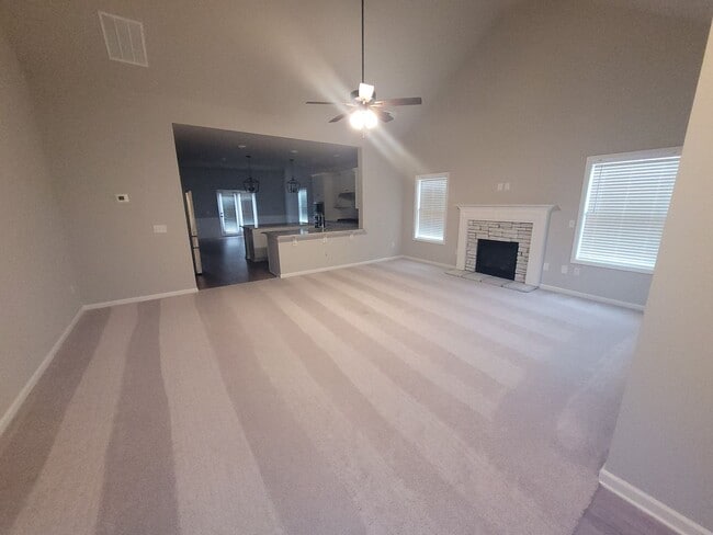 Building Photo - 4 bedroom 2.5 bath