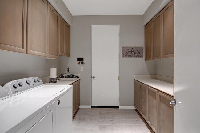 Building Photo - 336 Tomahawk Dr