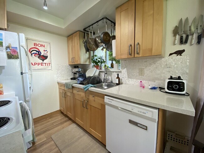 Building Photo - Spacious 2-Bedroom Townhome in Fairhaven with Spacious Fenced Yard