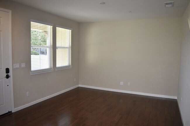 Building Photo - 3033 Village Park Dr